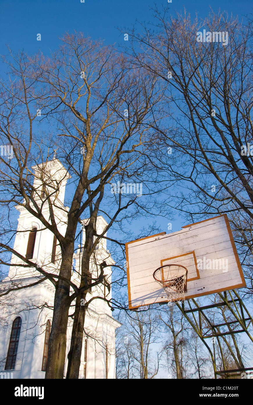 Basketball-Rückwand in der Nähe von weißen Kirche in Litauen Stockfoto