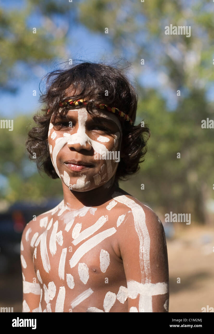 Porträt eines jungen Aborigine in Stammes-Körperfarbe. Laura
