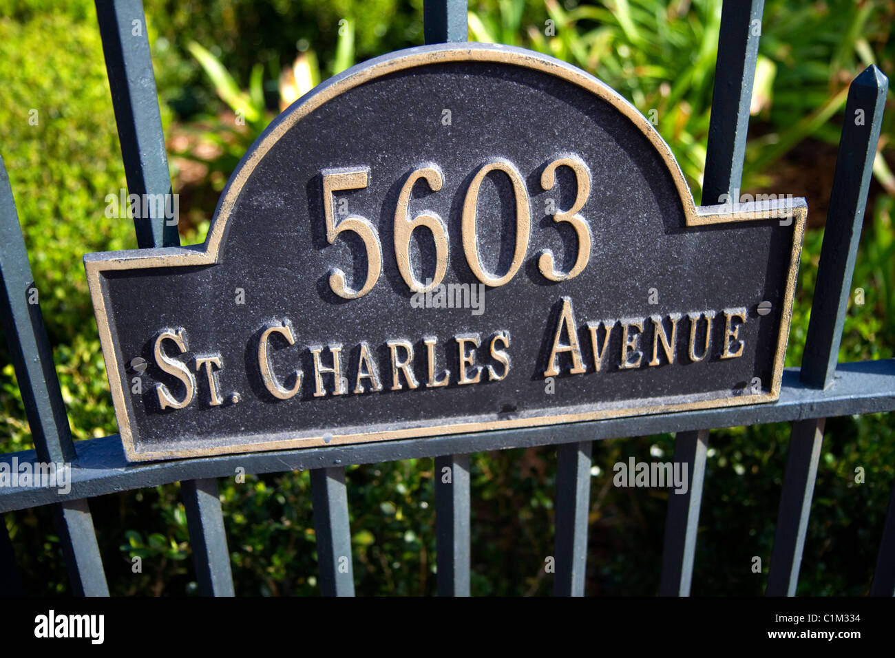 Adresse Zeichen auf das Tor der McCarthy-Hauses an der St. Charles Avenue im Garden District von New Orleans, Louisiana, USA. Stockfoto