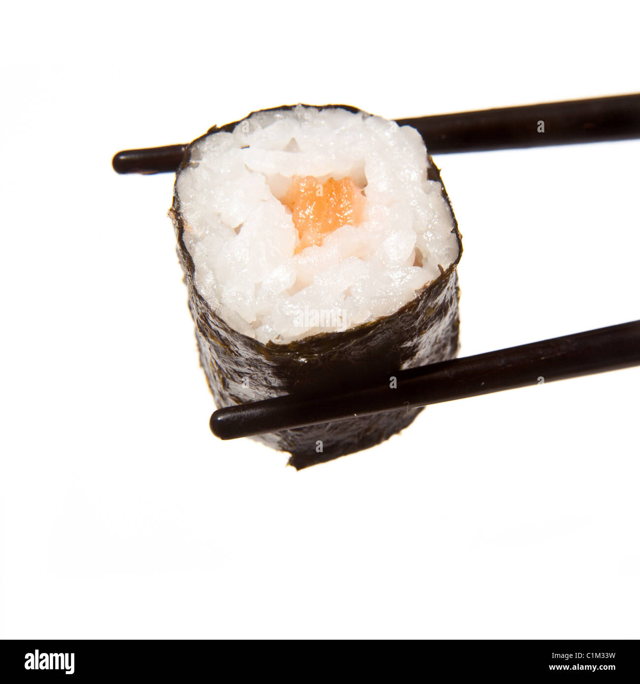 Lachs Sushi-Rolle in Stäbchen isoliert auf einem weißen Studio-Hintergrund statt. Stockfoto