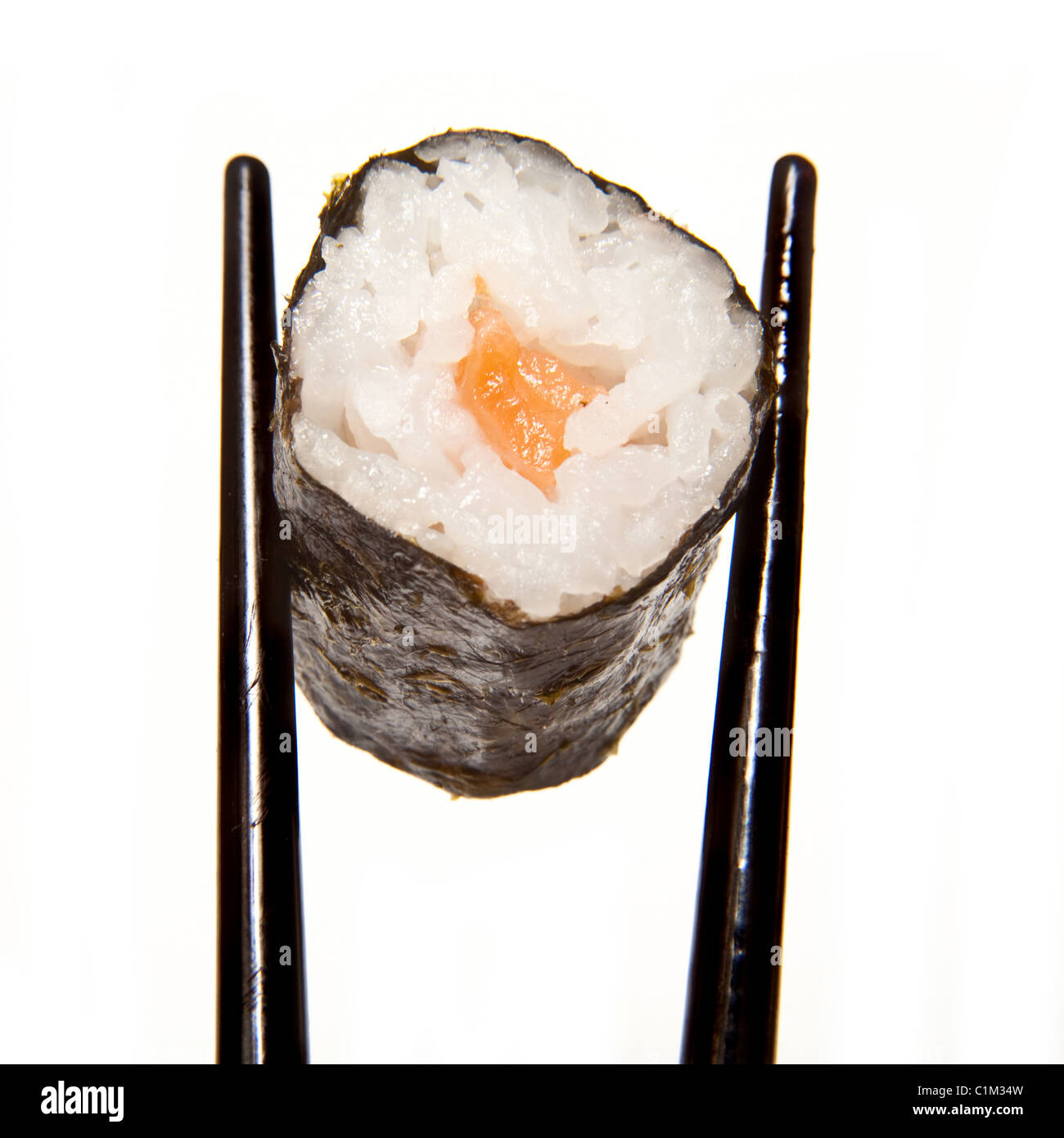 Lachs Sushi-Rolle in Stäbchen isoliert auf einem weißen Studio-Hintergrund statt. Stockfoto