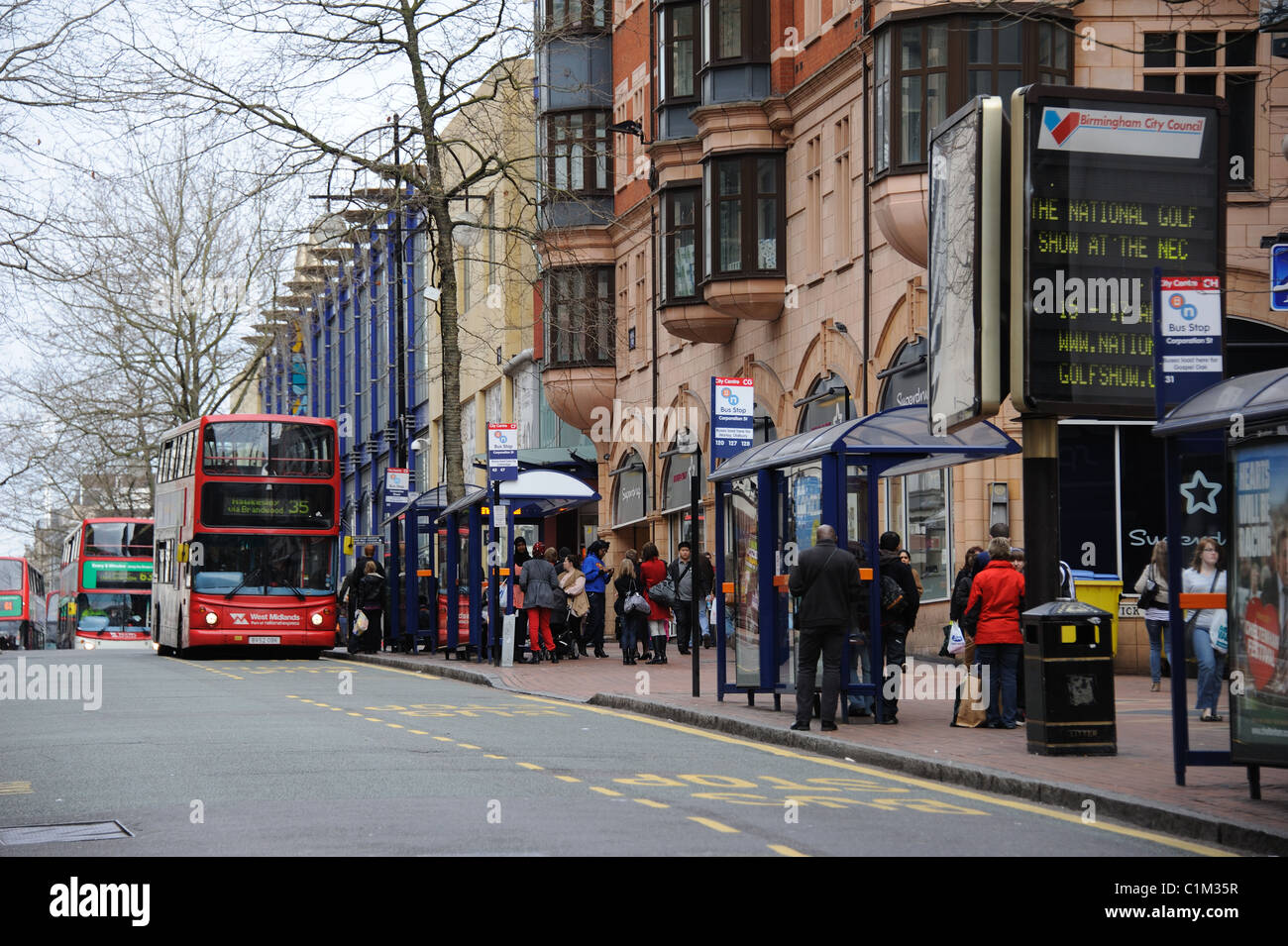 Bushaltestelle und wartende Fahrgäste Corporation Street in City centre Birmingham England UK Stockfoto