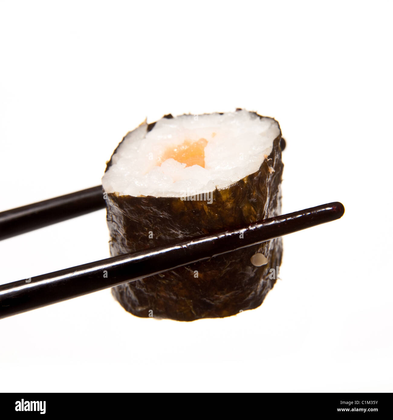 Lachs Sushi-Rolle in Stäbchen isoliert auf einem weißen Studio-Hintergrund statt. Stockfoto