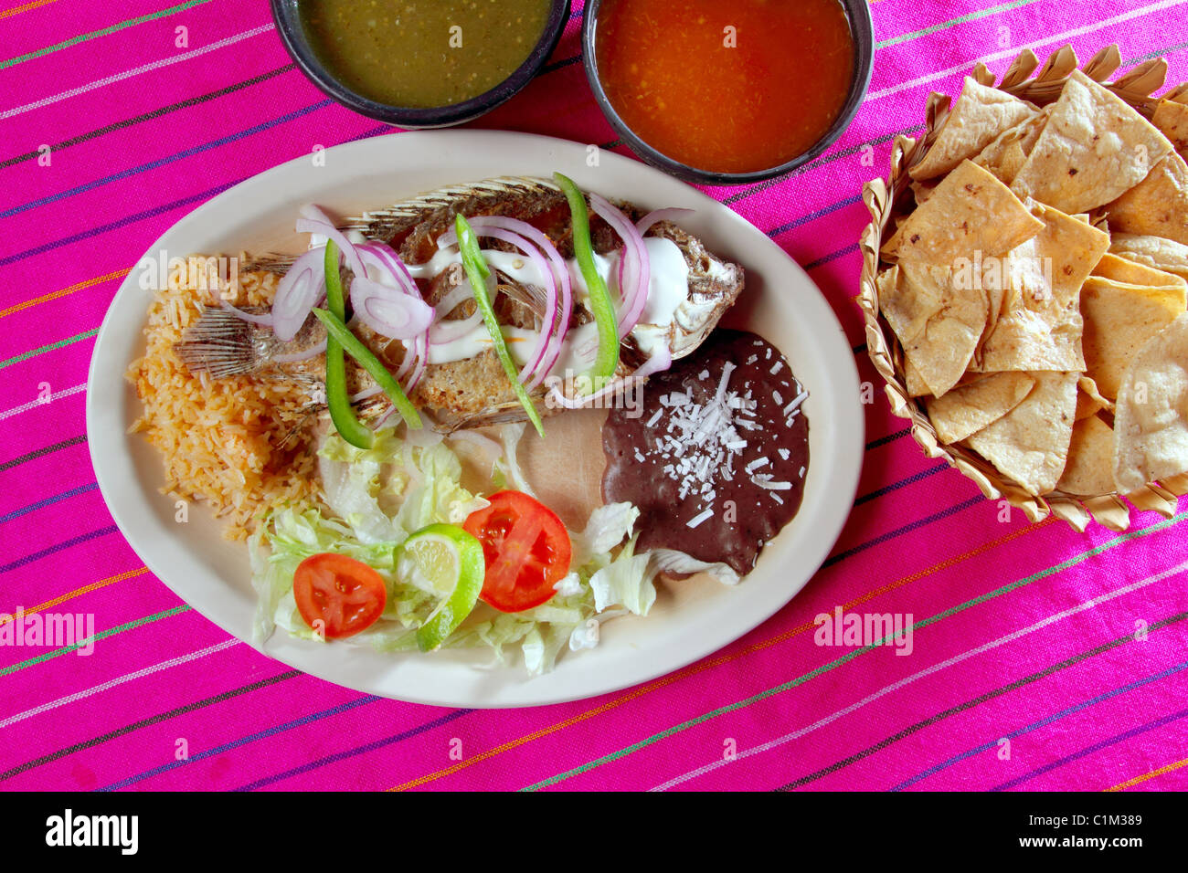 Mojarra Knoblauch Mojo Tilapia Fisch Mexiko-Chili-Sauce und nachos Stockfoto