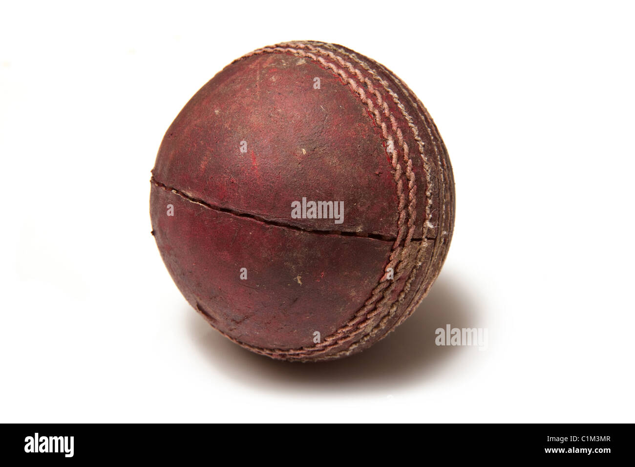 Leder Cricketball isoliert auf einem weißen Studio-Hintergrund. Stockfoto