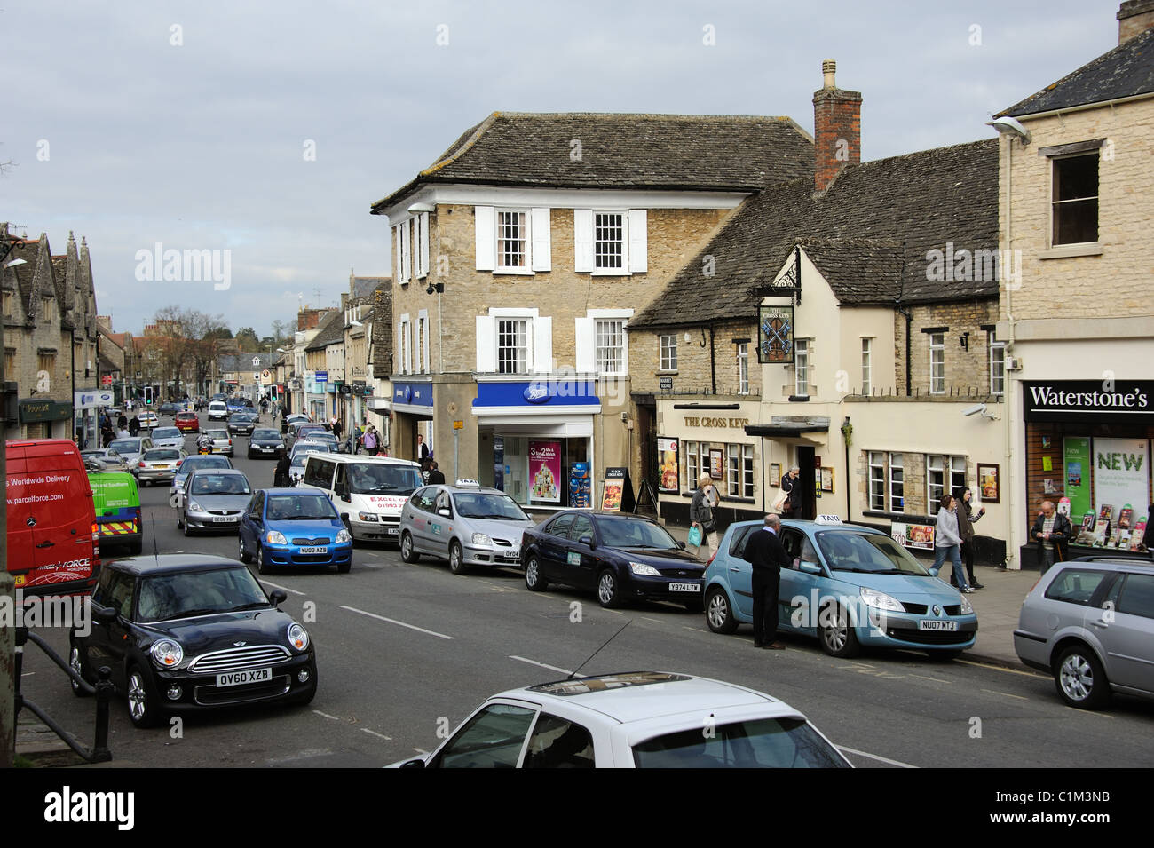 West Oxfordshire Marktstadt Witney zeigt verkehrsreichen und überfüllten Parkplatz. England-UK Stockfoto