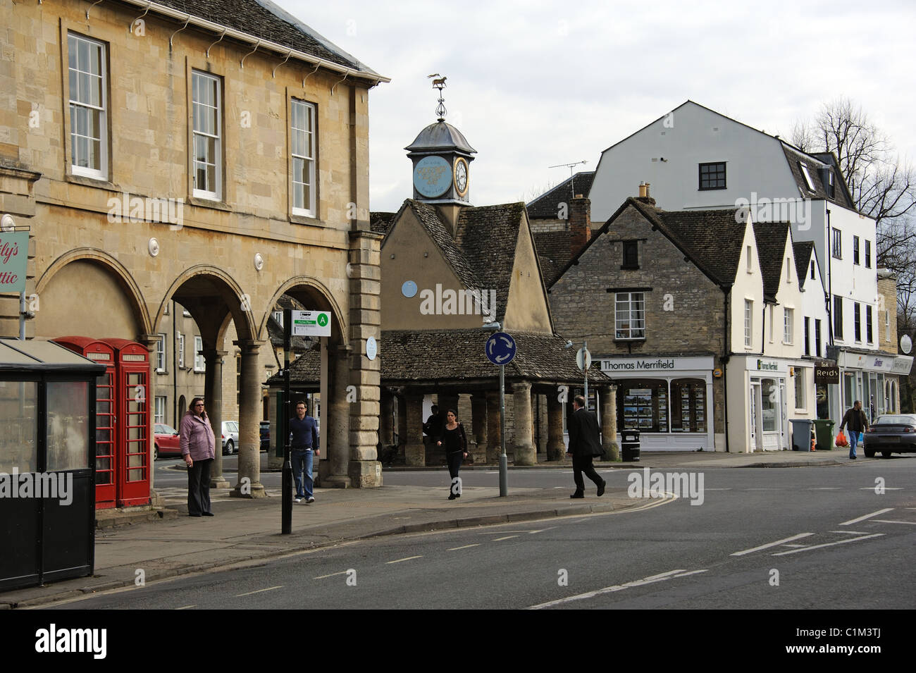 West Oxfordshire Markt Stadt von Witney England UK. Das Rathaus und Buttercross Stockfoto
