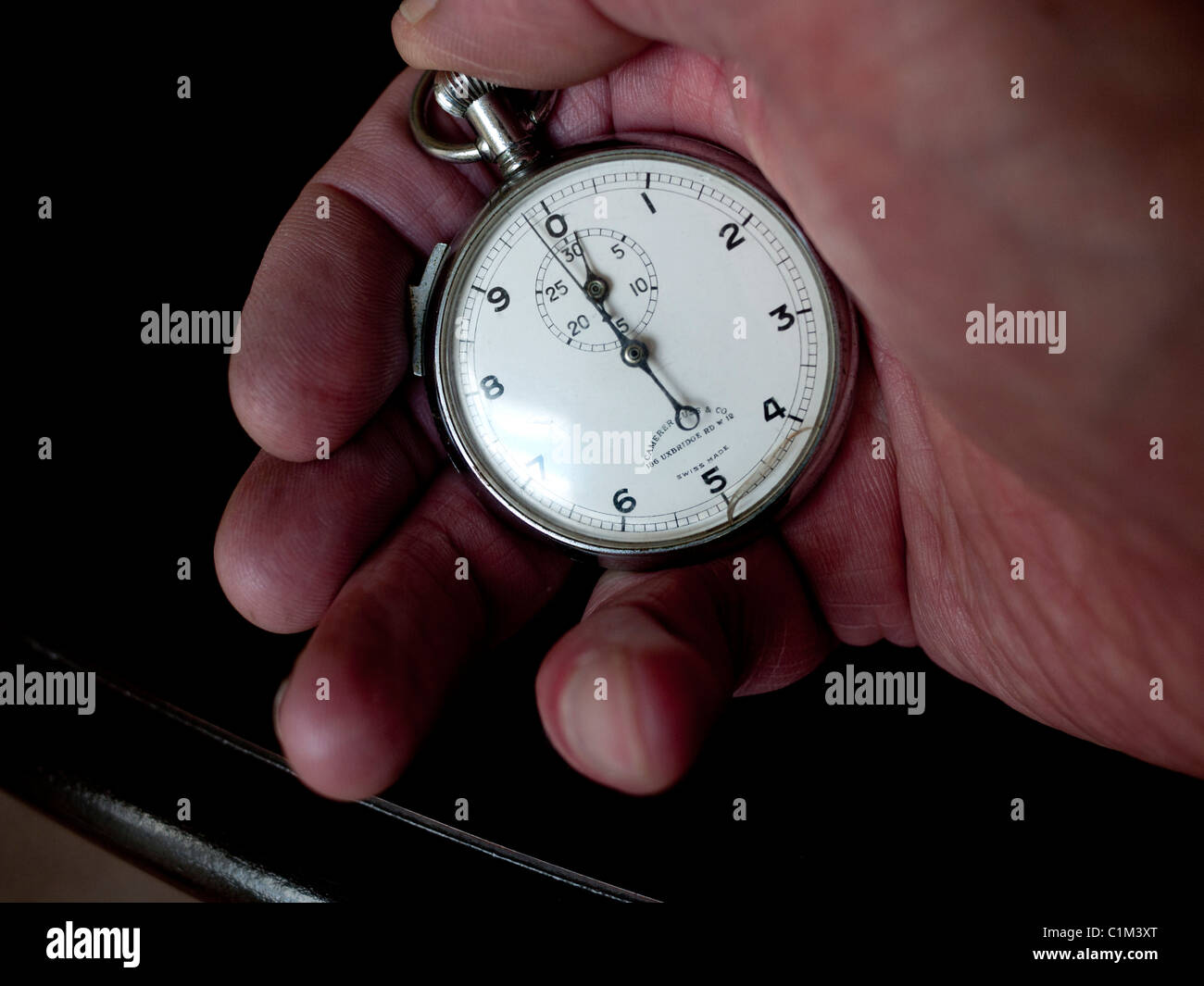 Mann hält eine Stoppuhr. Stockfoto