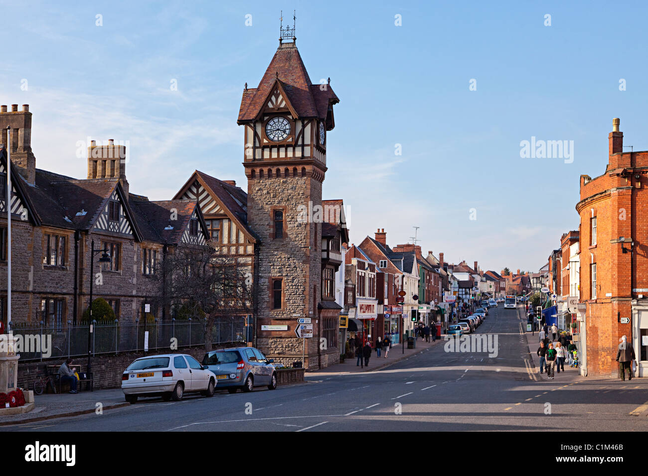 Hauptstraße mit Barrett Browning Institut Uhrturm Ledbury Herefordshire England UK Stockfoto