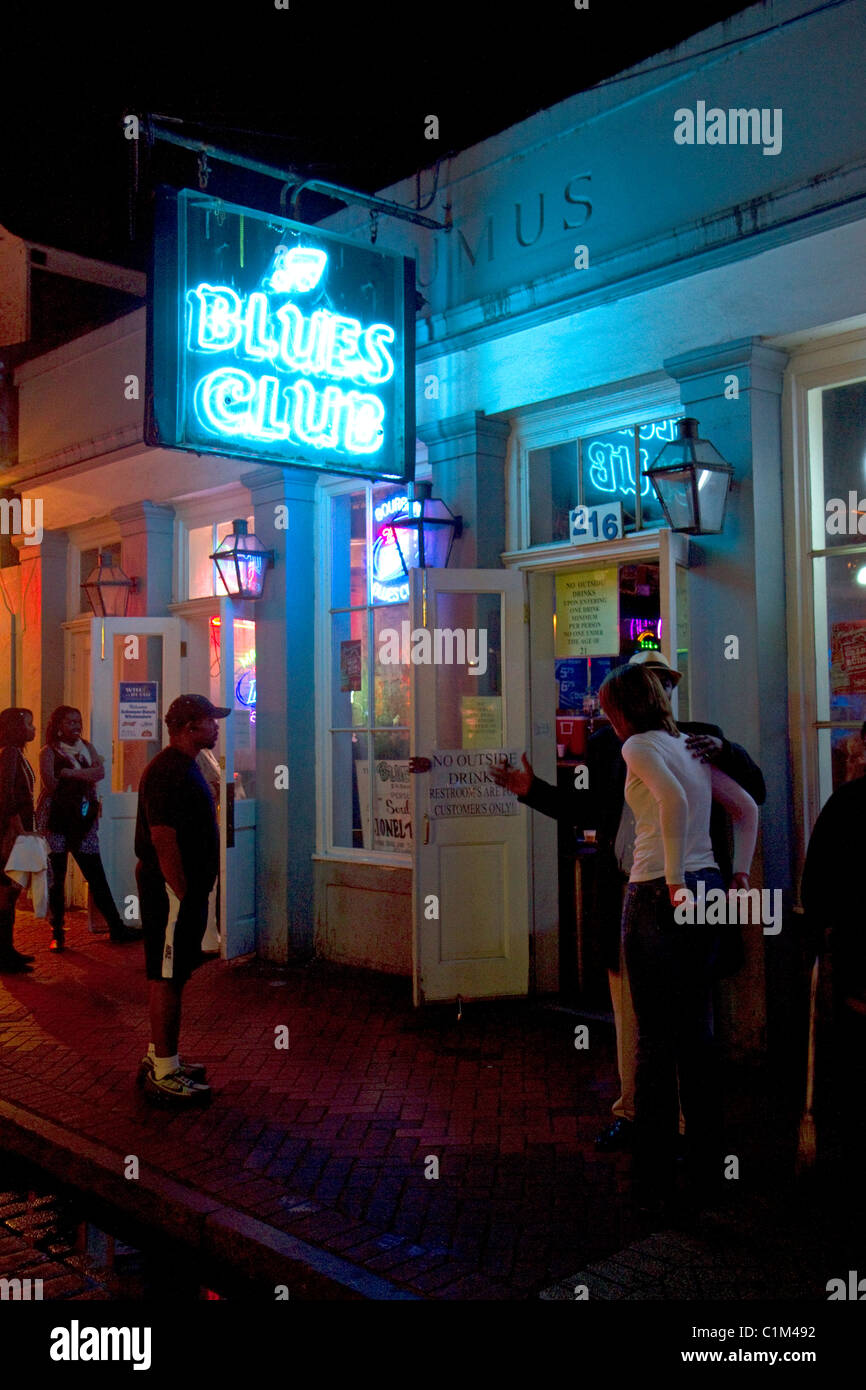 Blues Club Leuchtreklame auf der Bourbon Street in der Französisch Quarter von New Orleans, Louisiana, USA. Stockfoto