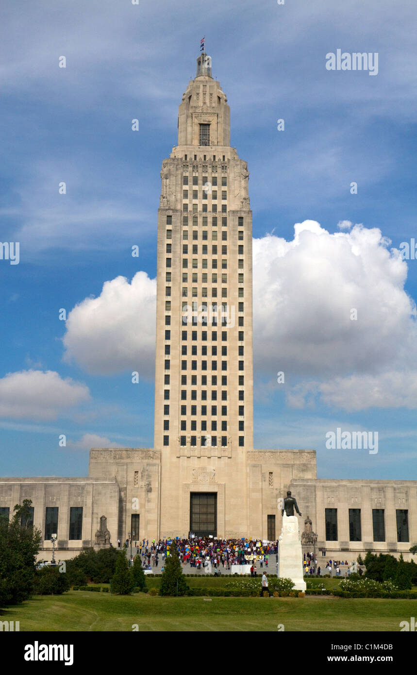 Demonstranten protestieren, Fördergelder für Bildungseinrichtungen schneidet auf den Stufen des State Capitol Gebäude in Baton Rouge, Louisiana, USA. Stockfoto