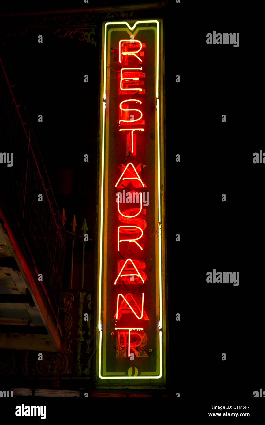 Restaurant-Leuchtreklame in der Französisch Quarter von New Orleans, Louisiana, USA. Stockfoto