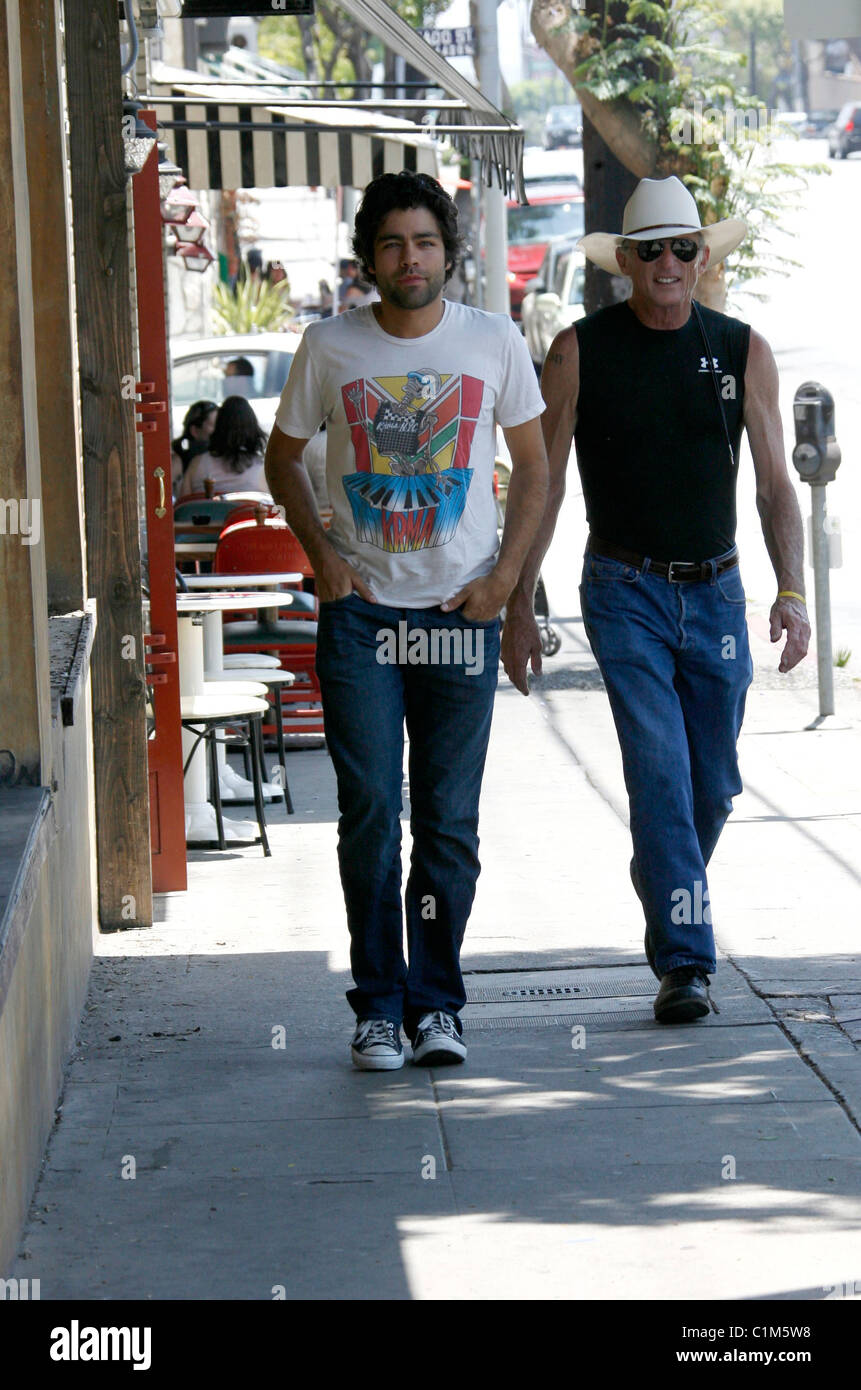 Adam Grenier zu Fuß entlang dem Bürgersteig mit seinen Händen in seinen Taschen Los Angeles, Kalifornien - 27.06.09 Stockfoto