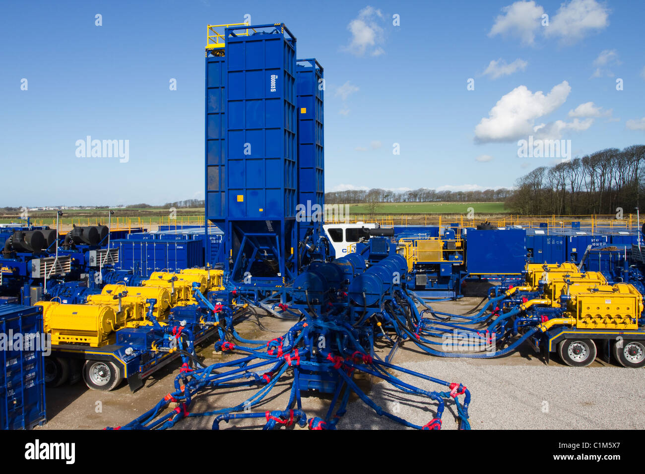 Fracking Pumps & Sandsilos in Cuadrilla Resources Frac Pumpe Exploration & Bohrgeräte an Der Schiefergasbohrstelle, Presse Hall Farm, Blackpool, Großbritannien Stockfoto