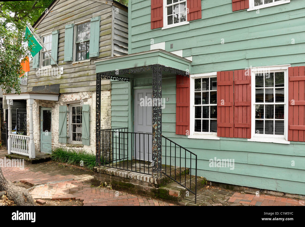 Außen von einem großen historischen Fachwerkhaus in Savannah, Georgia. Stockfoto