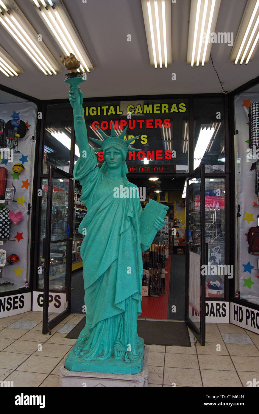 Freiheitsstatue Liberty Modell vor Technologie Geschäft, Manhattan, New York, Vereinigte Staaten von Amerika. Stockfoto