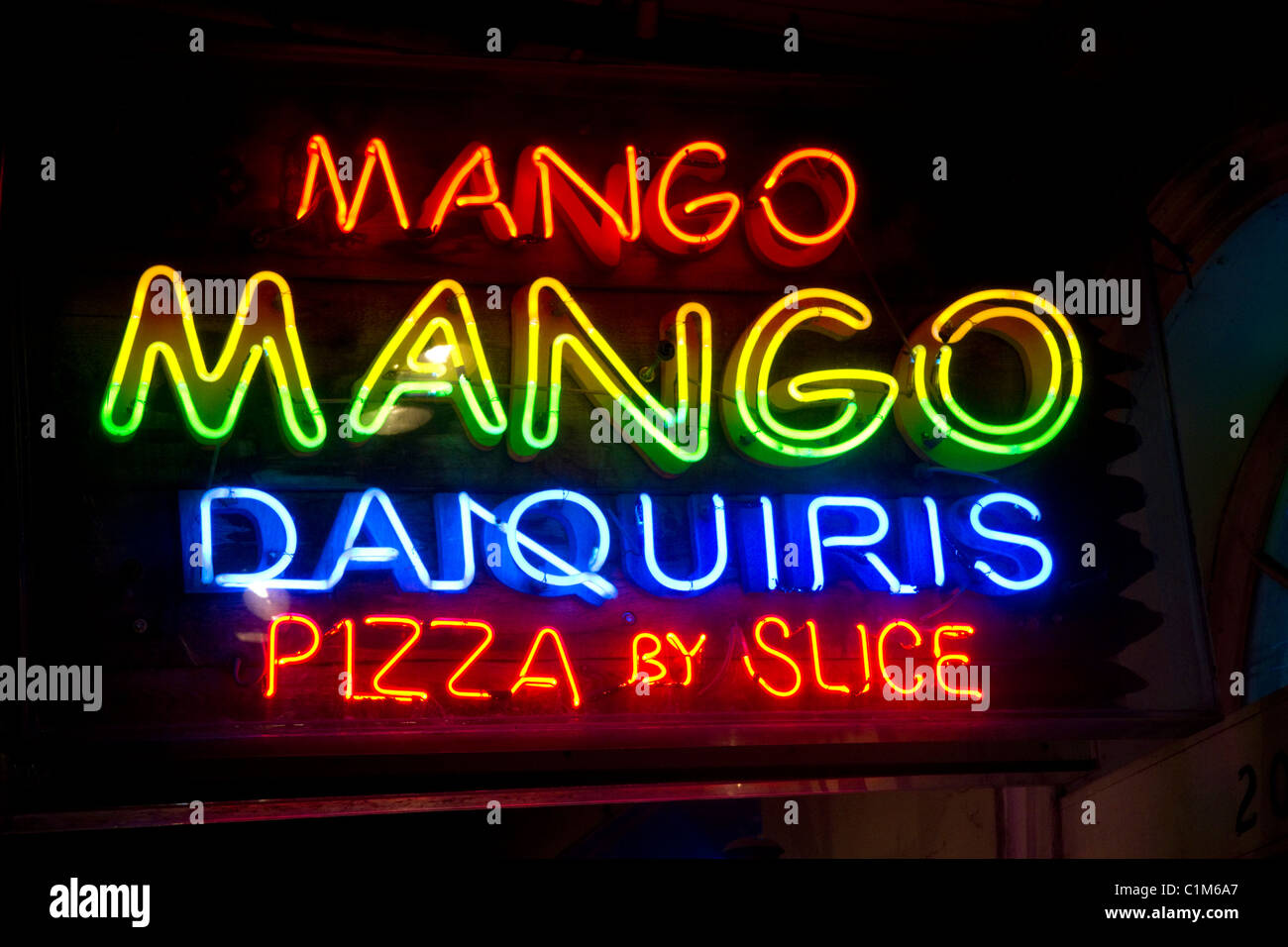 Neon Sign Werbung Getränke und Essen in der French Quarter New Orleans, Louisiana, USA. Stockfoto