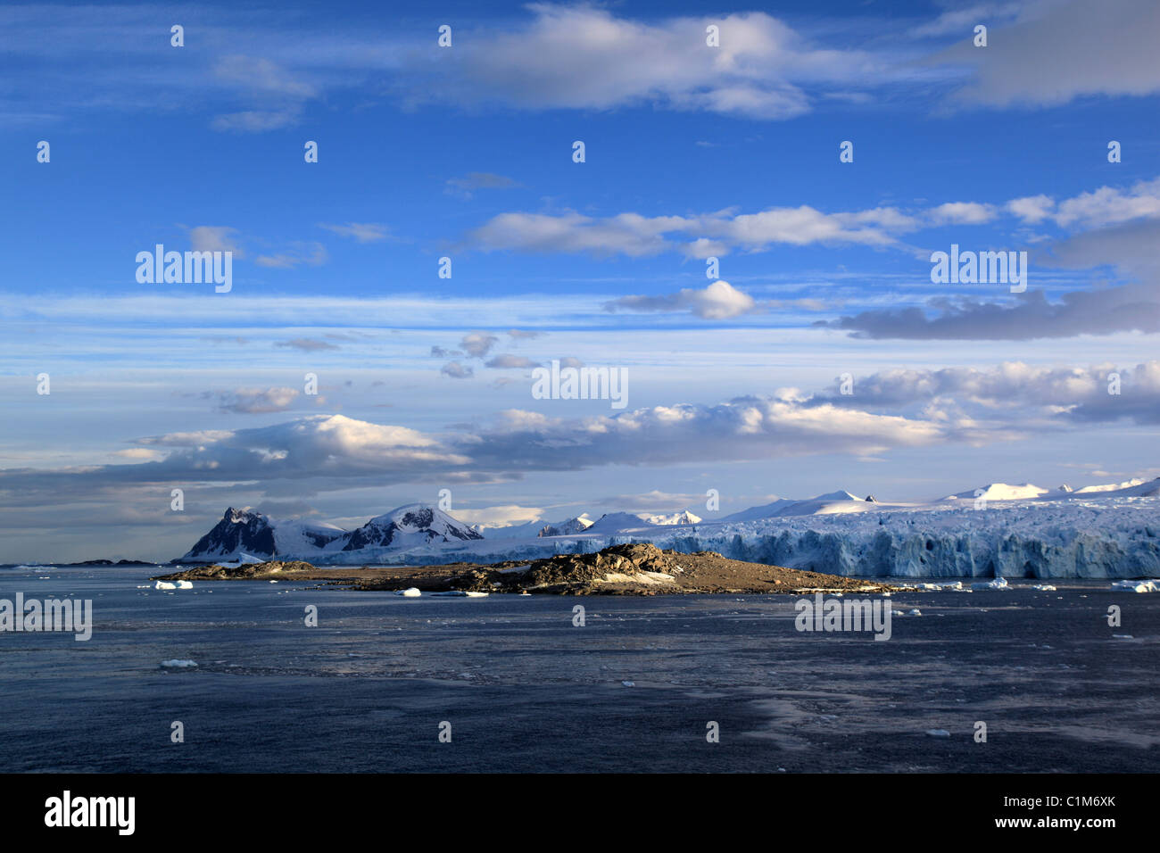 Rocky [Stonington Insel] in [Marguerite Bay], [West Graham Land], Antarktis, mit leuchtend blauen Himmel Stockfoto