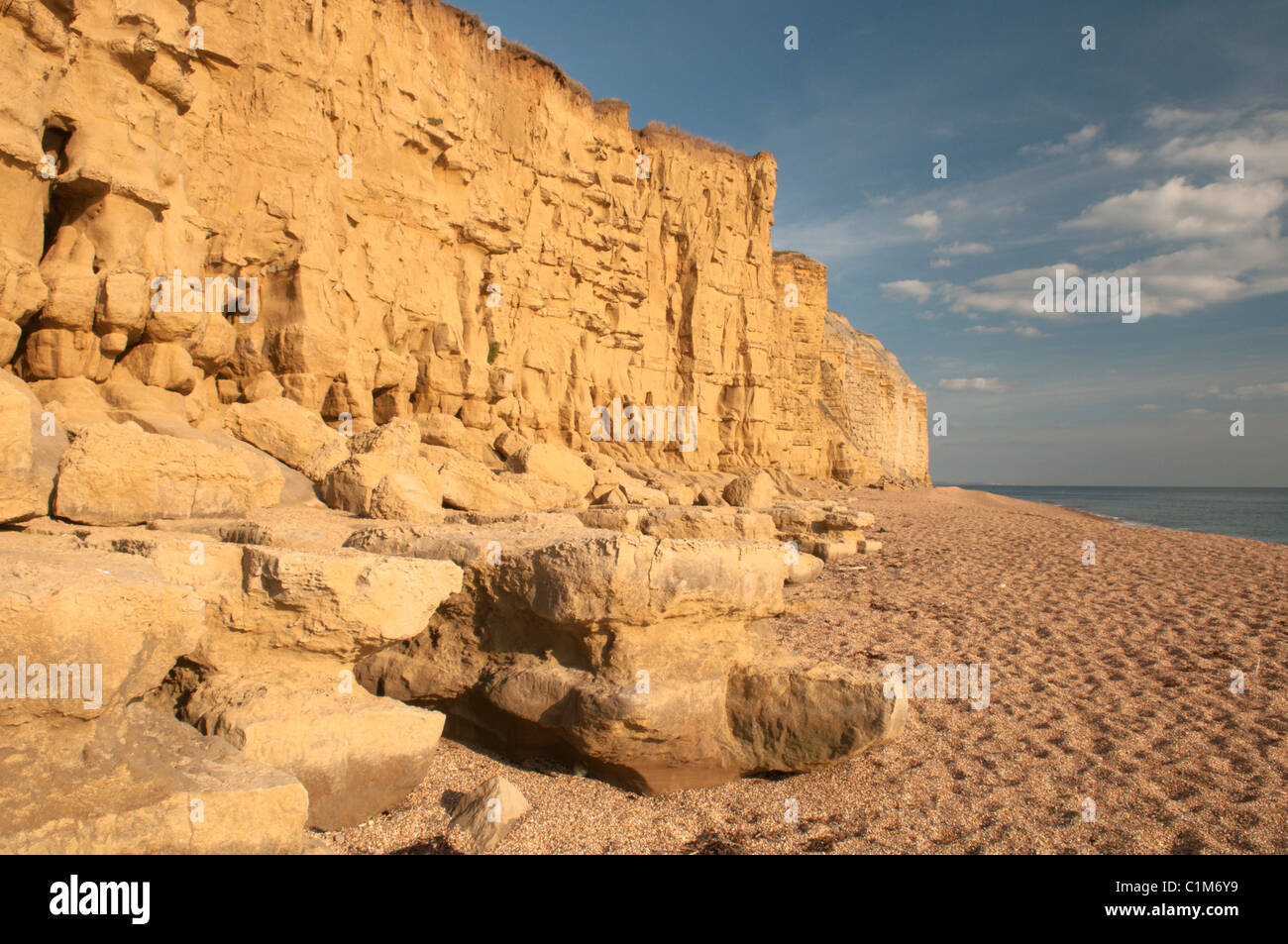 Blick nach Osten entlang Burton Cliff die Schichten angezeigt, bei Burton Süßwasser, Dorset, Großbritannien. Stockfoto