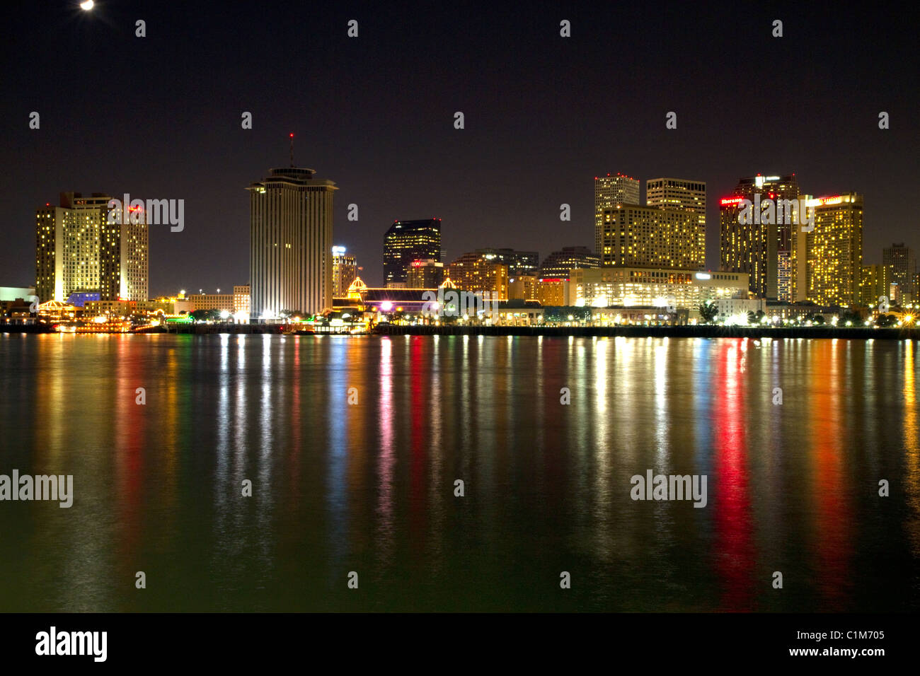 Nacht-Skyline der Stadt New Orleans entlang dem Mississippi Fluß, Louisiana, USA. Stockfoto