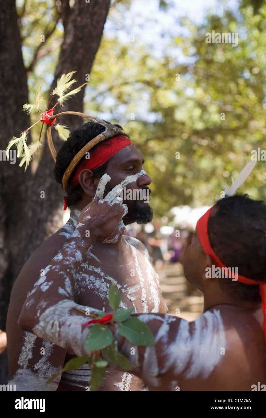 Einheimische Tänzer Anwendung Körper malen beim Laura Aboriginal Dance Festival. Laura, Queensland, Australien Stockfoto