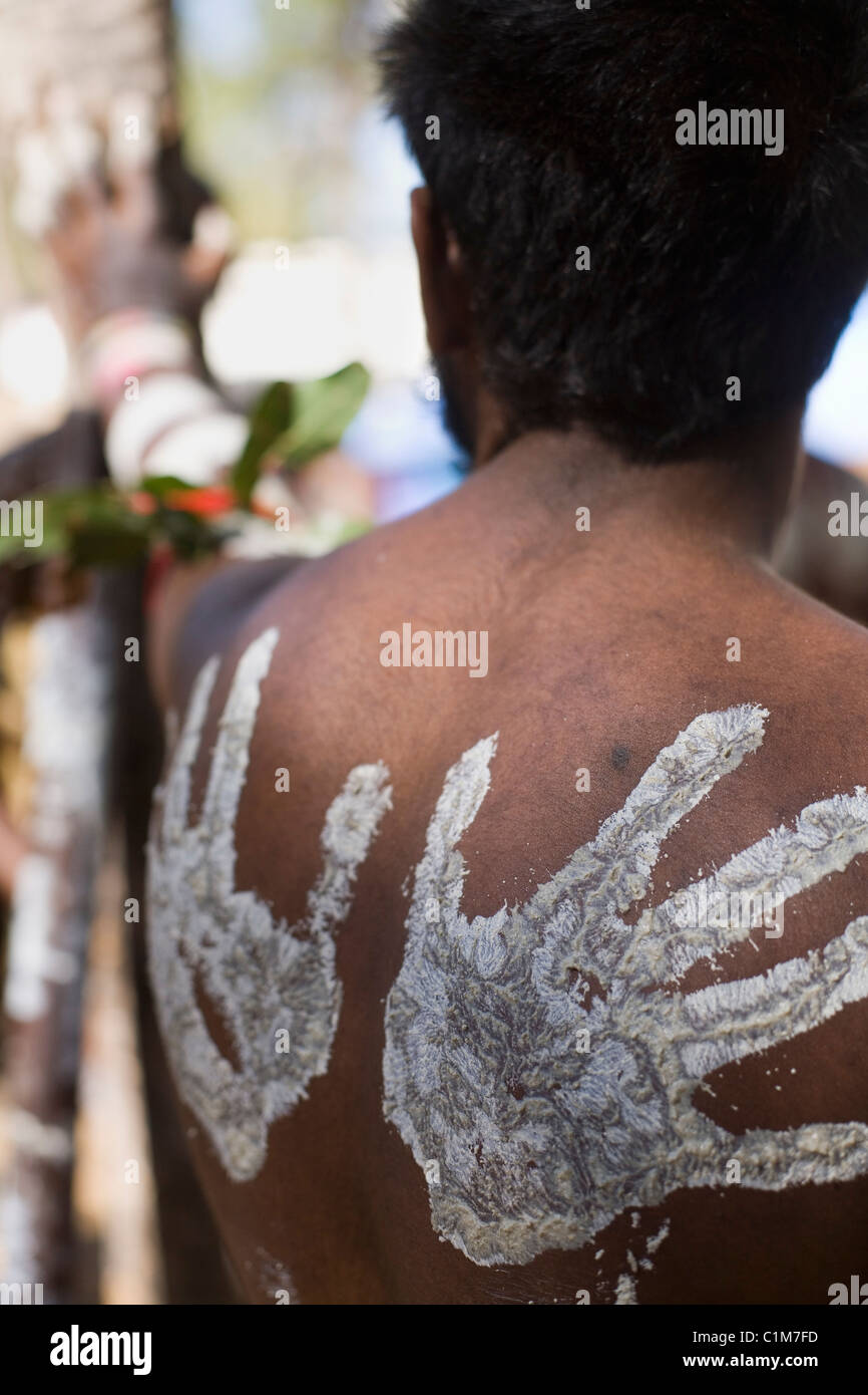 Stammes-Handabdruck Dekorationen auf einer Tänzers wieder beim Laura Aboriginal Dance Festival. Laura, Queensland, Australien Stockfoto