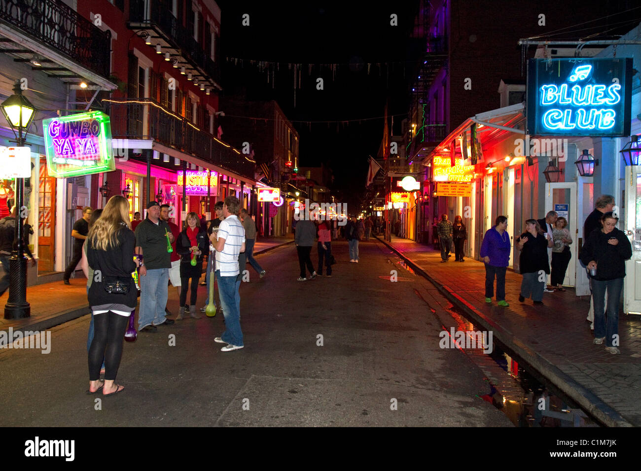 Leuchtreklamen an Bars und Restaurants entlang der Bourbon Street in der Französisch Quarter von New Orleans, Louisiana, USA. Stockfoto