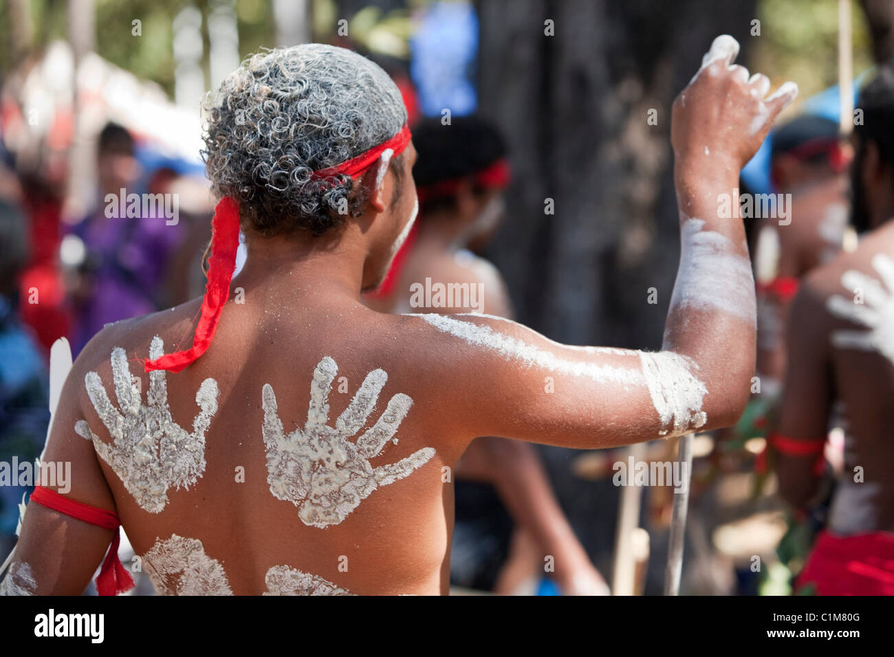 Aborigines Tänzerin mit Handabdruck Dekorationen.  Laura, Queensland, Australien Stockfoto