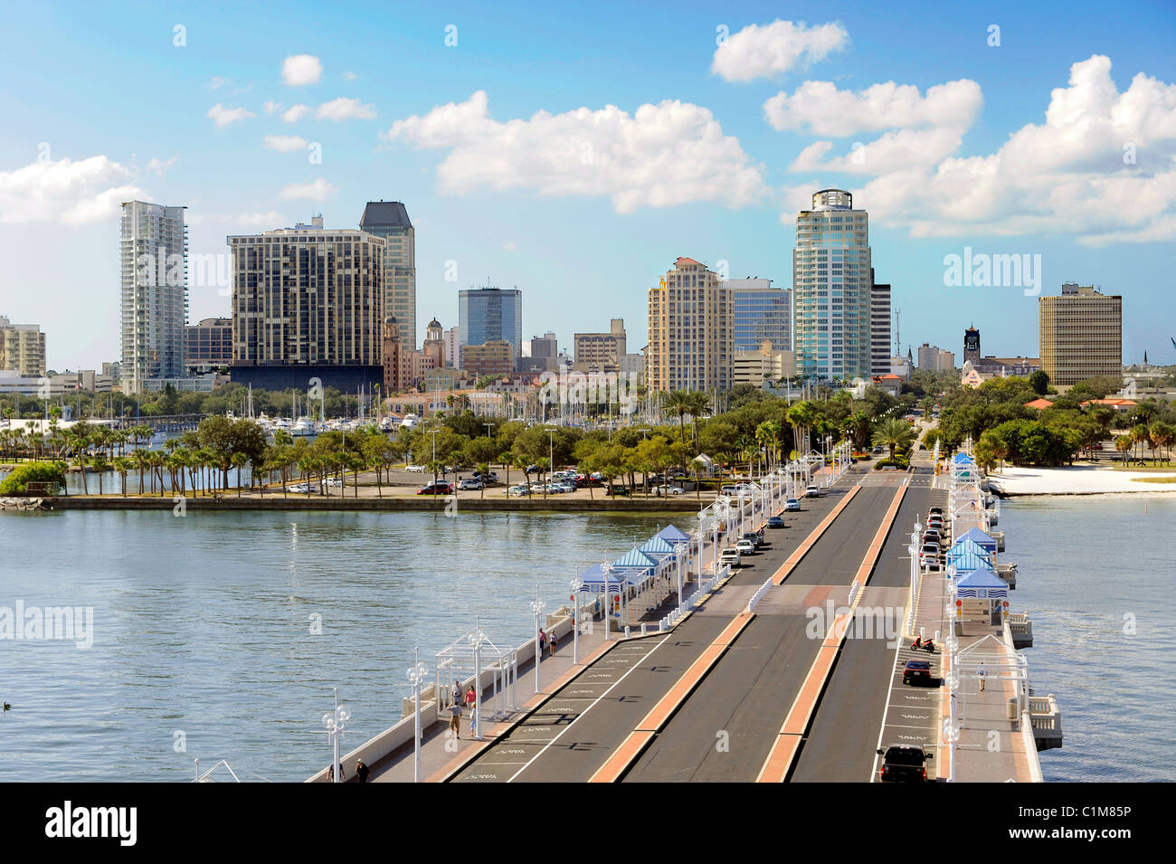 Die Innenstadt von St.Petersburg Florida Skyline aus dem berühmten Pier betrachtet Stockfoto