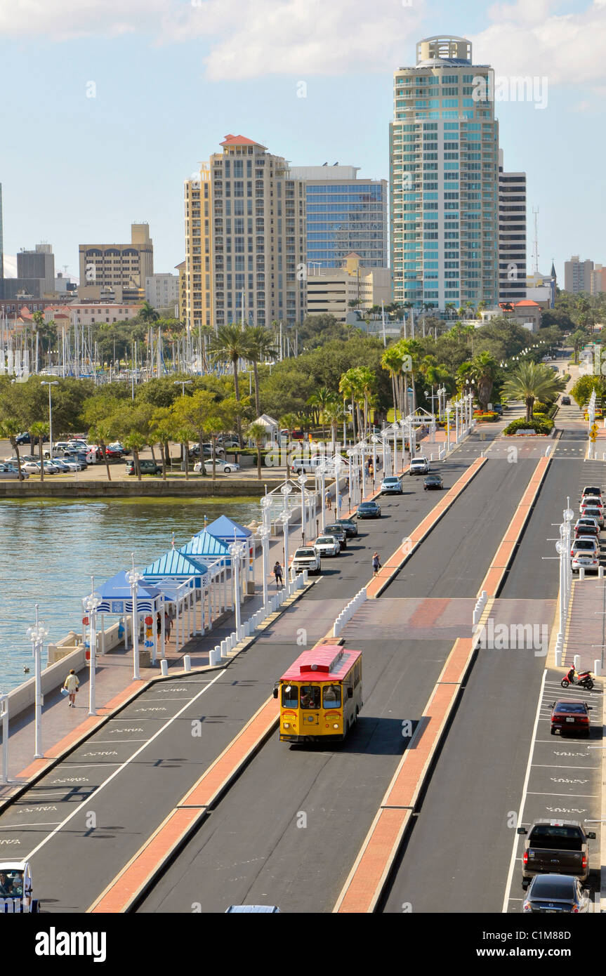 Die Innenstadt von St.Petersburg Florida Skyline aus dem berühmten Pier betrachtet Stockfoto