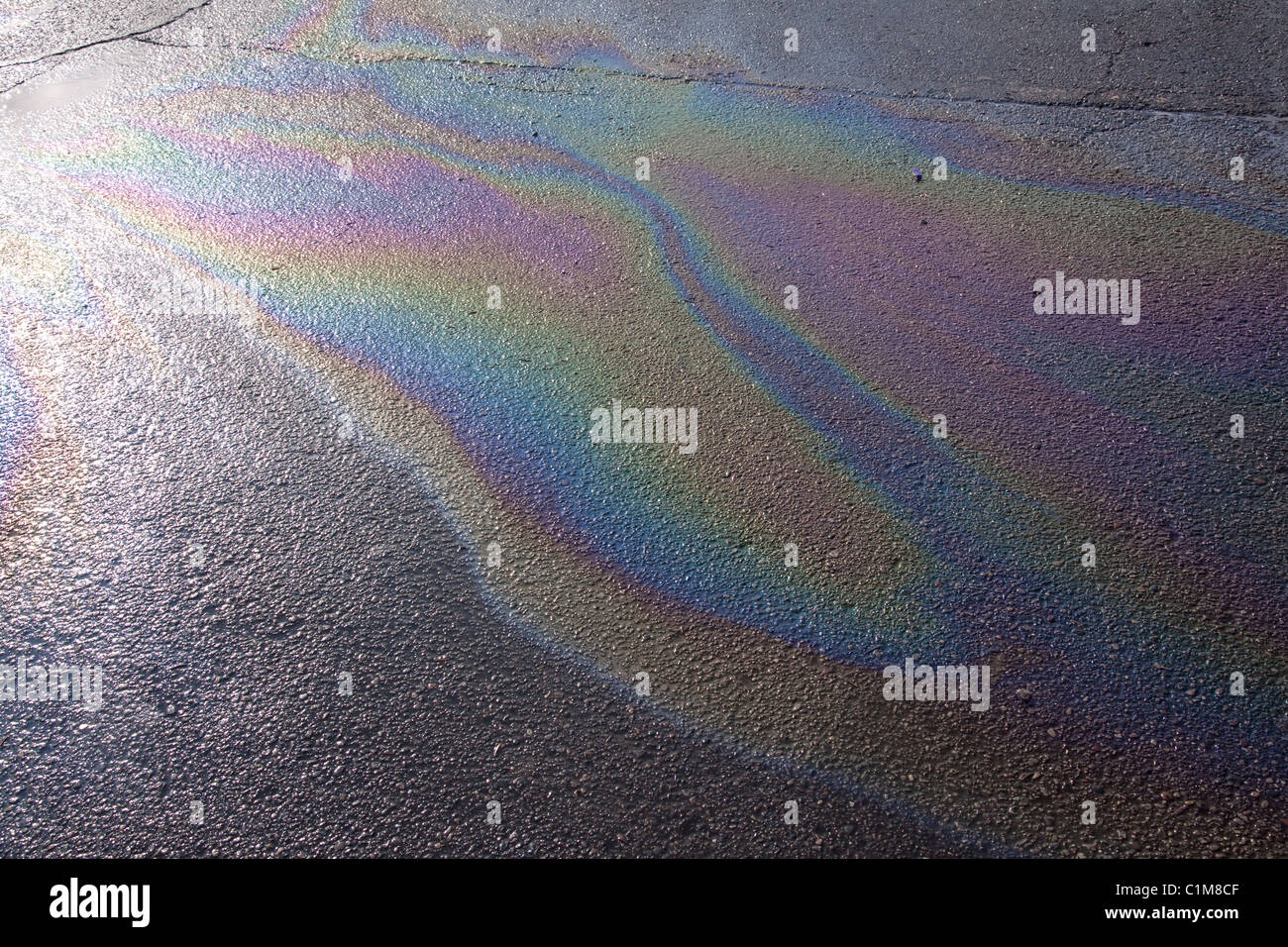 Petroleum Slick auf nasser Oberfläche von Parkplatz USA Stockfoto