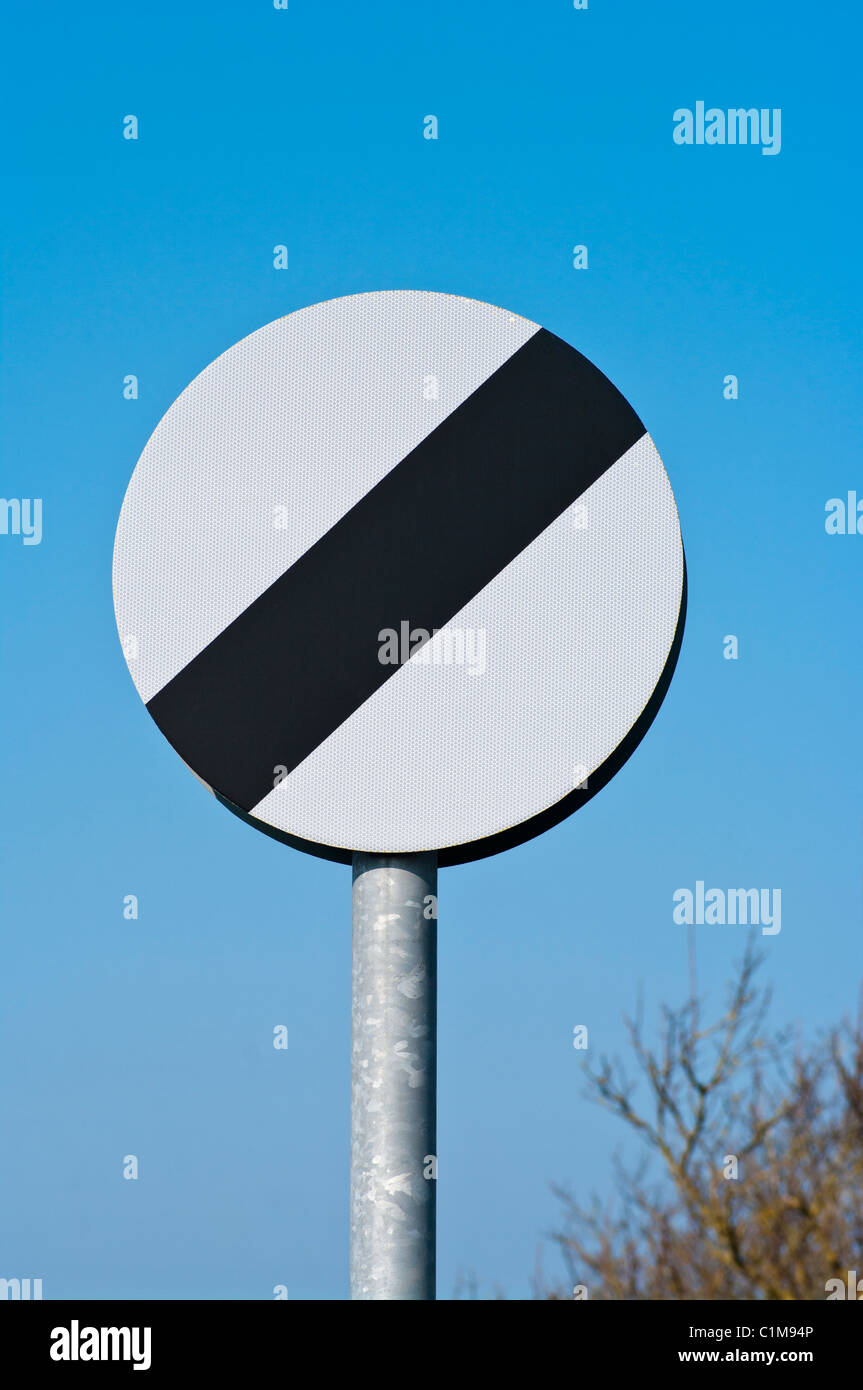UK Tempolimit Nationalstraße Verkehrszeichen Stockfoto
