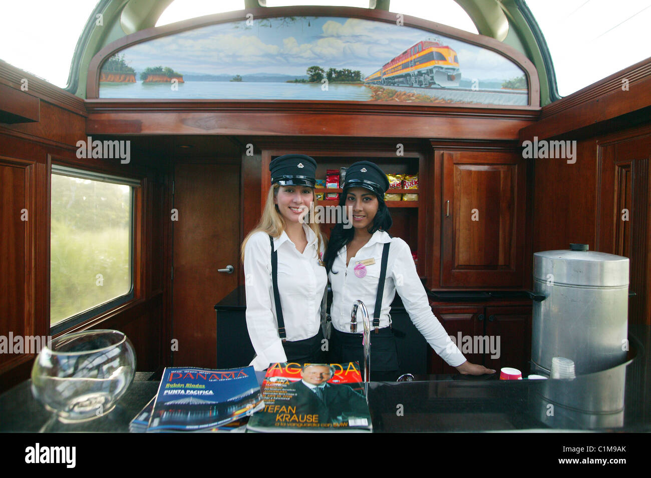 Panama, Panama City, Zug mit Touristen in Colón Stadt entlang des Kanals Stockfoto