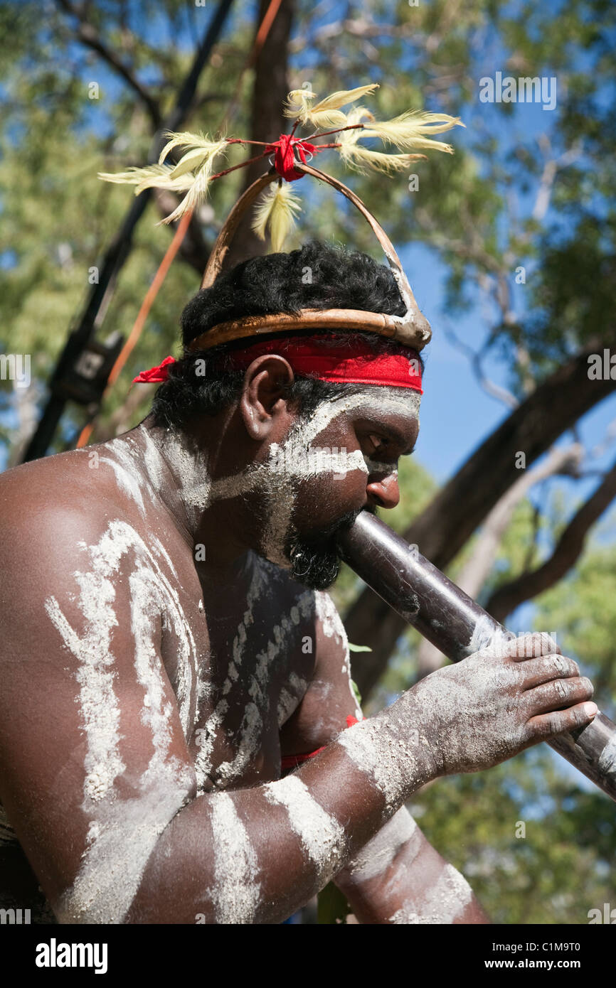 Indigene Performer das Didgeridoo zu spielen.  Laura Aboriginal Dance Festival, Laura, Queensland, Australien Stockfoto