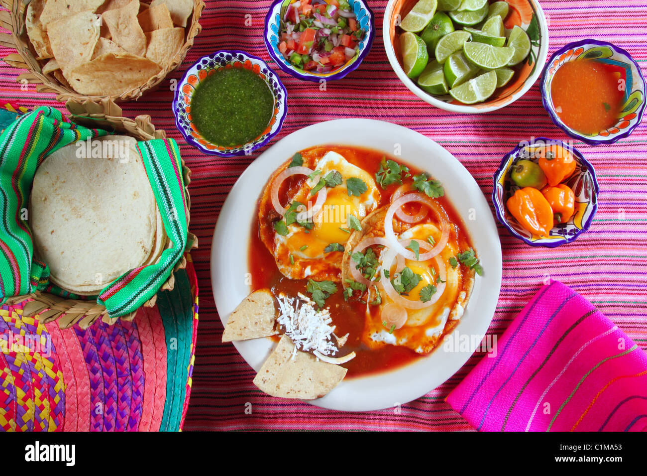 Mexikanische Ranchero Frühstückseier mit Chili und Nachos Mexiko-Geschmack Stockfoto