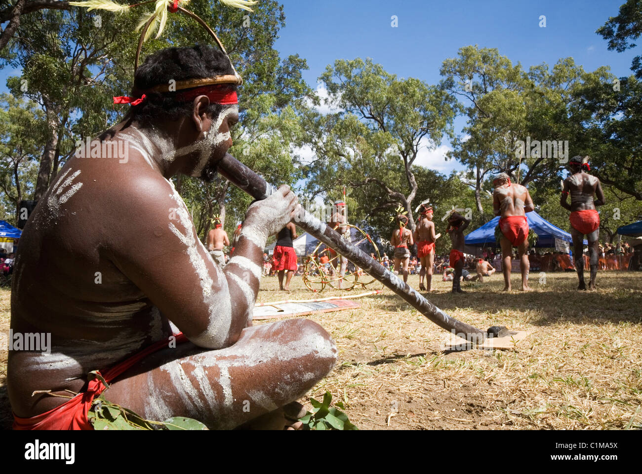 Indigene Performer das Didgeridoo beim Laura Aboriginal Dance Festival zu spielen. Laura, Queensland, Australien Stockfoto