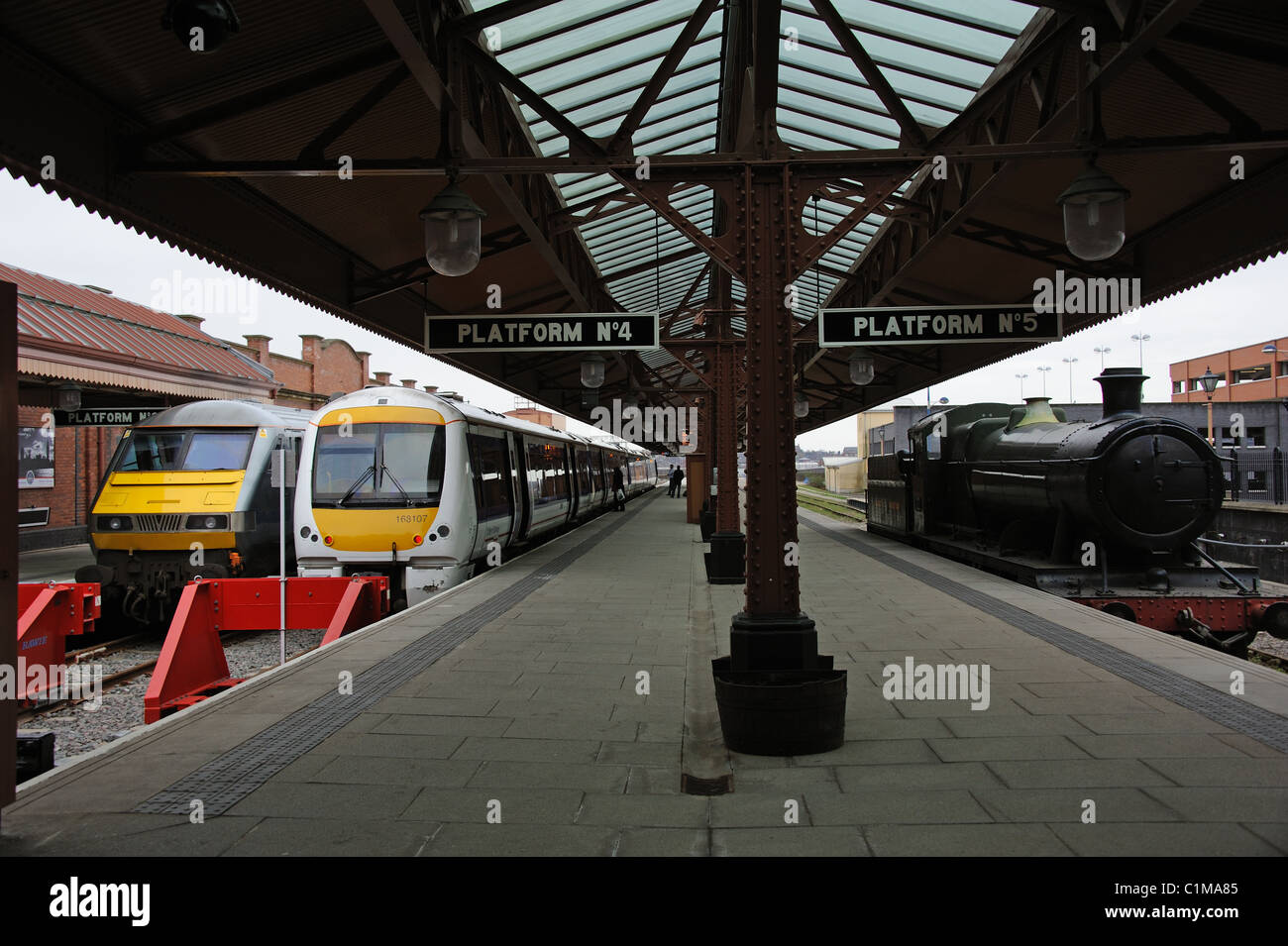 Moderne Personenzüge Birmingham Moor Street Station und eine Vintage Dampfmaschine der Midlands England UK Stockfoto