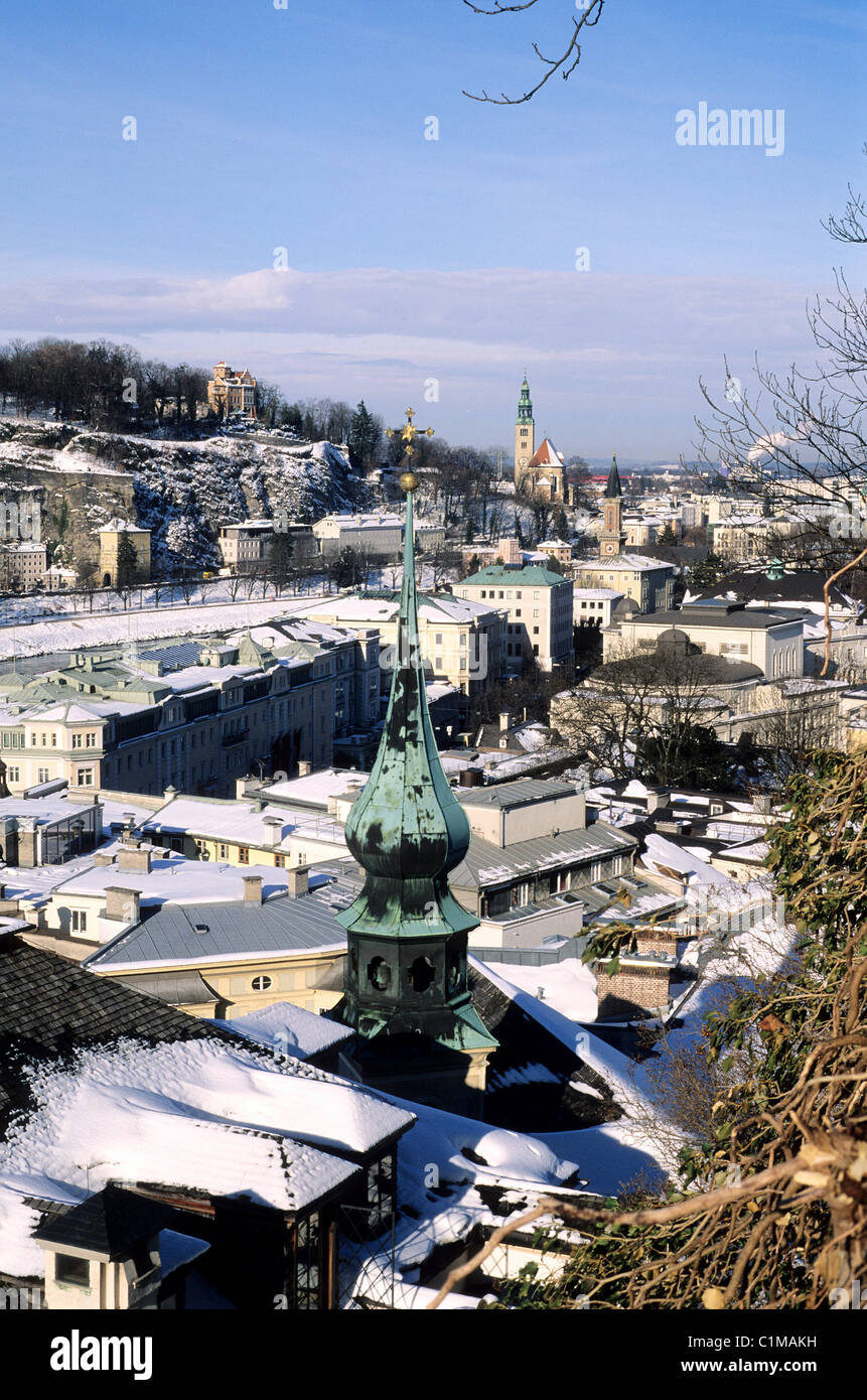 Österreich, Salzburg, schneebedeckte Dächer des historischen Zentrums im winter Stockfoto
