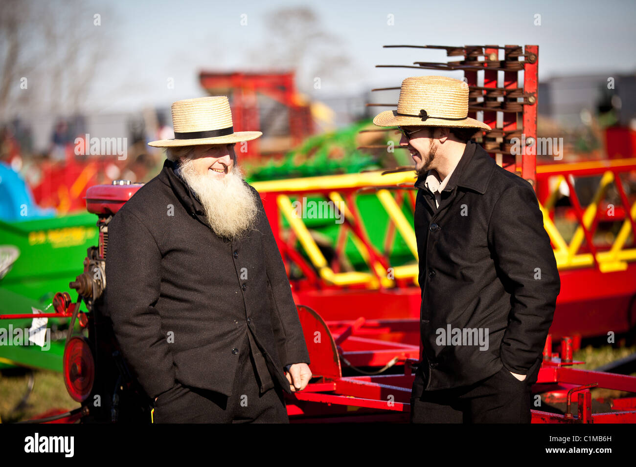 Amish men inspect farm equipment -Fotos und -Bildmaterial in hoher ...
