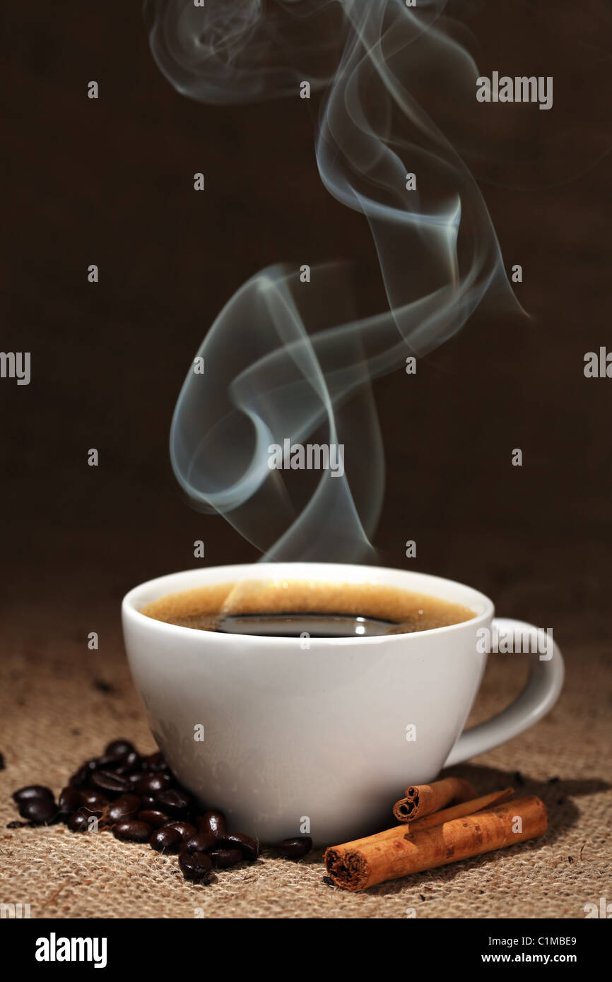 Kaffeetasse mit Kaffeebohnen und Zimt Stockfoto