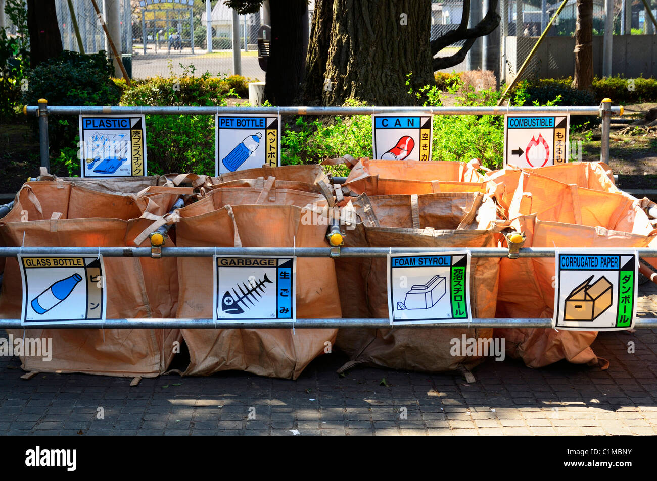 Japanische Müllsäcke im Ueno Park, Tokio, JP Stockfoto