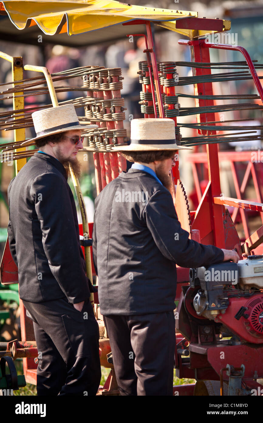 Amish men inspect farm equipment -Fotos und -Bildmaterial in hoher ...