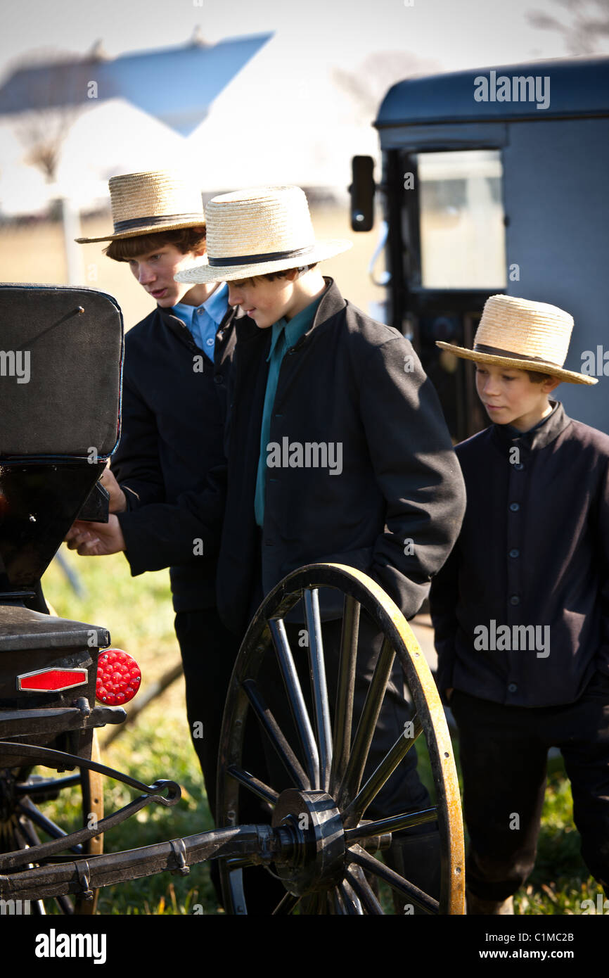 Amish men inspect farm equipment -Fotos und -Bildmaterial in hoher ...