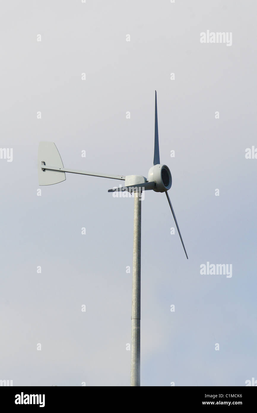 Windkraftanlage in Redlands Grundschule, Worksop, Notts, England Stockfoto