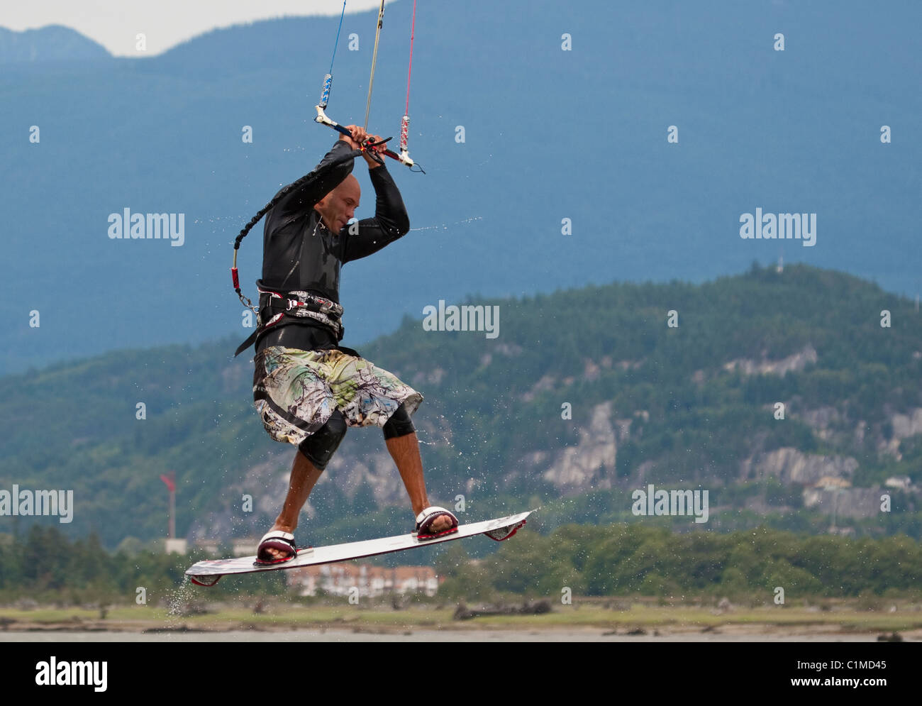 Kiteboarder ist in der Luft am "Spieß". Squamish, BC, Kanada. Stockfoto