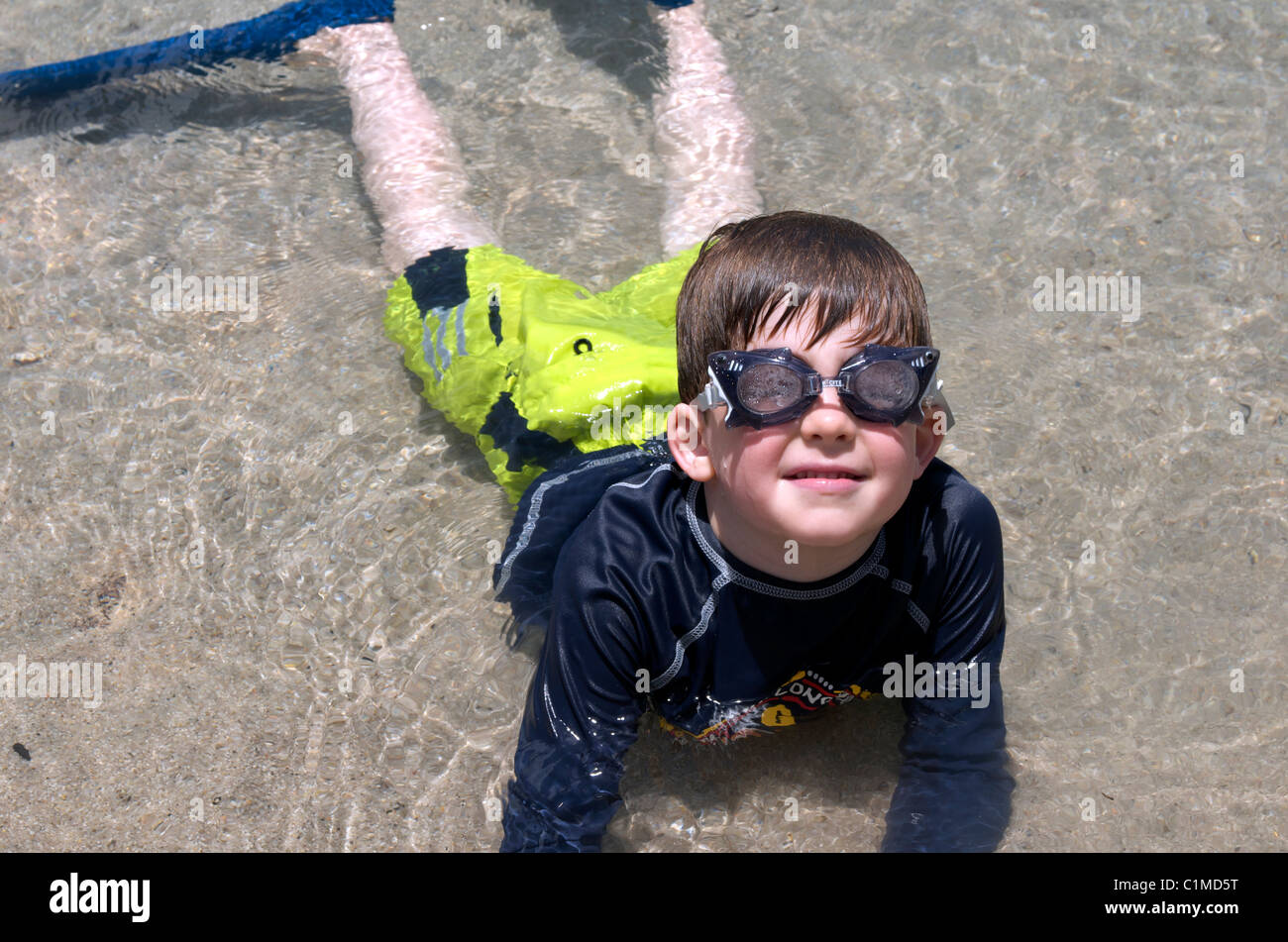 Junge im Wasser Flossen und Brille Stockfoto
