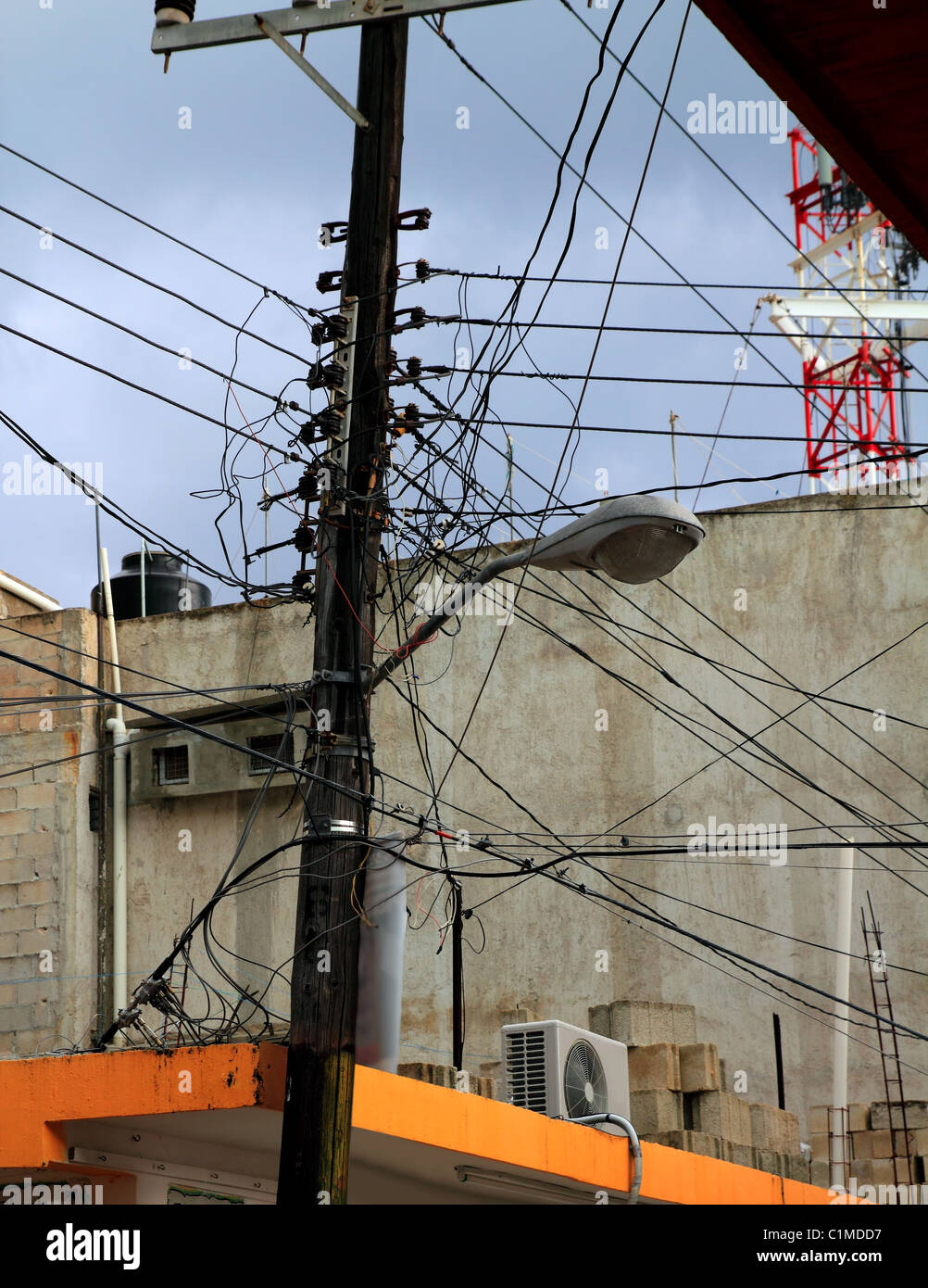 störende elektrische Kabel Holzstange beschäftigt Himmel Landschaft Himmel in Mexiko Stockfoto