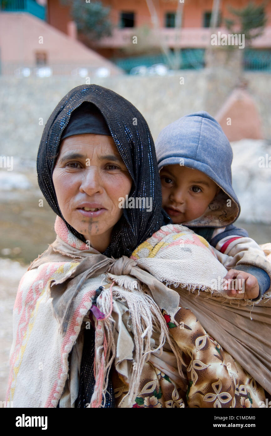 Eine Berber-Frau namens Eesha und kleines Kind aus dem Bereich der Todra Schlucht in Marokko Stockfoto