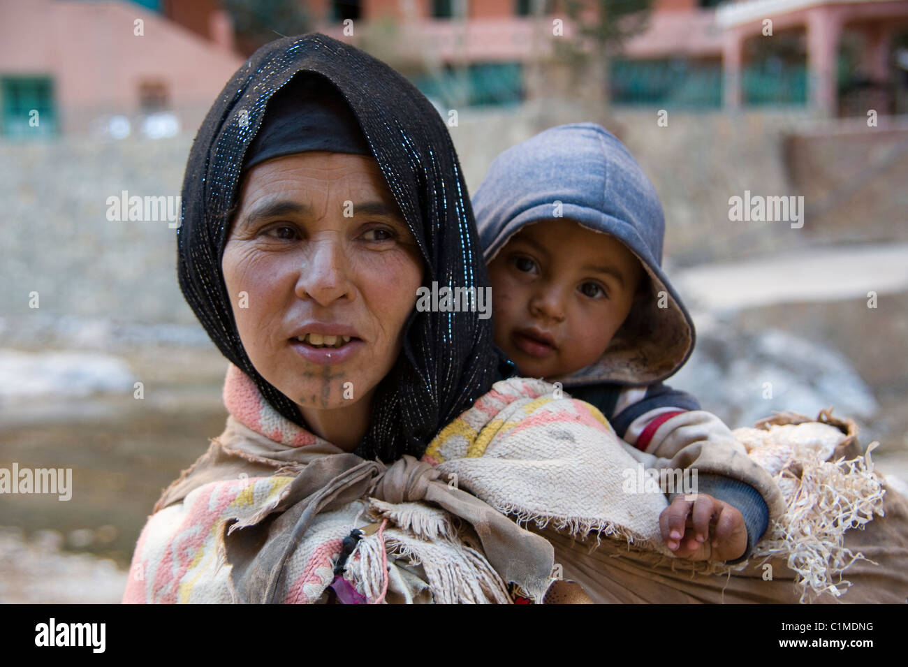 Eine Berber-Frau namens Eesha und kleines Kind aus dem Bereich der Todra Schlucht in Marokko Stockfoto