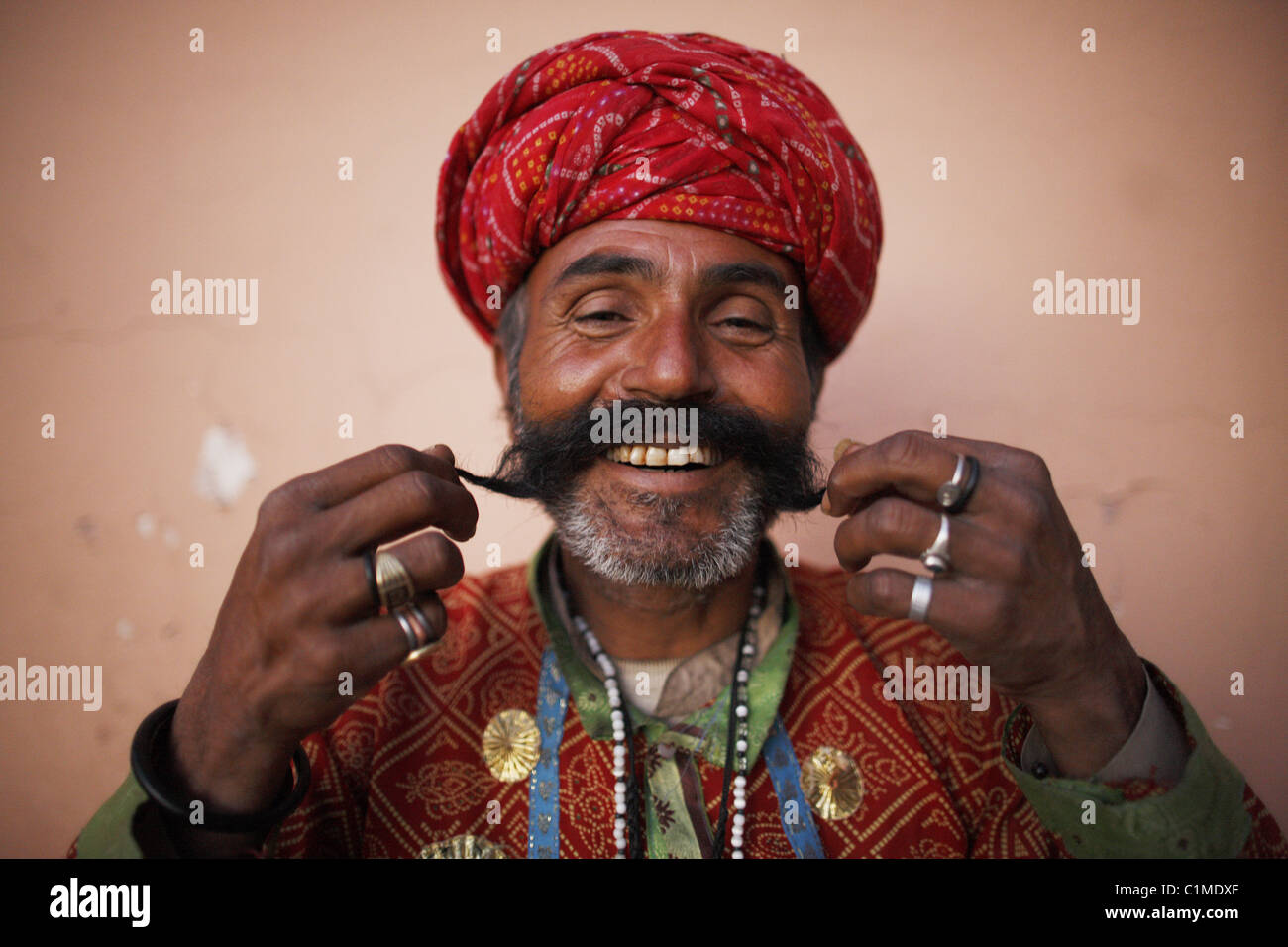 IND, Indien, 20110310, Porträt von einem indischen Mann mit einem grauen Bart, einen roten Turban mit Tracht Stockfoto